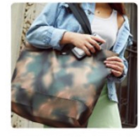 Victoria’s Secret PINK WEEKENDER TOTE ZIP CLOSURE Bleach Dye Tie Dye - Picture 2 of 3